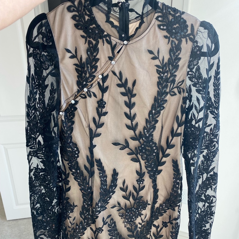 Elegant mini dress w/ slit